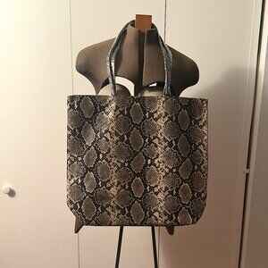 Bloomingdale Faux snakeskin black bag brand new with cell phone pockets inside